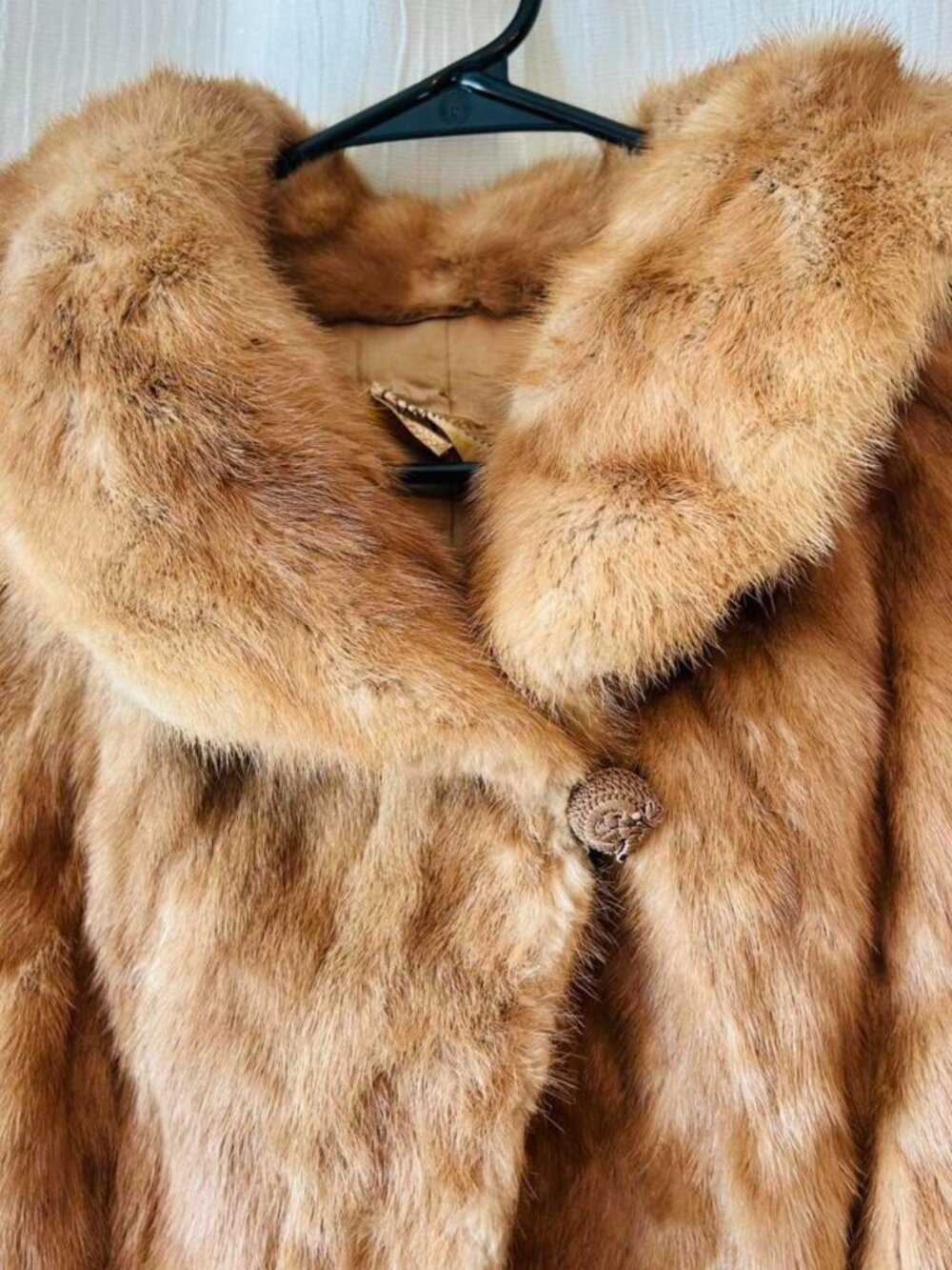 CLEARANCE PRICE: Gorgeous Vintage Genuine Mink Fur Coat - Picture 2 of 8